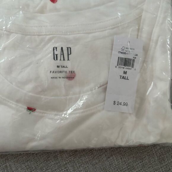 Strawberry Print Tee- TALL 🍓 - Picture 2 of 3